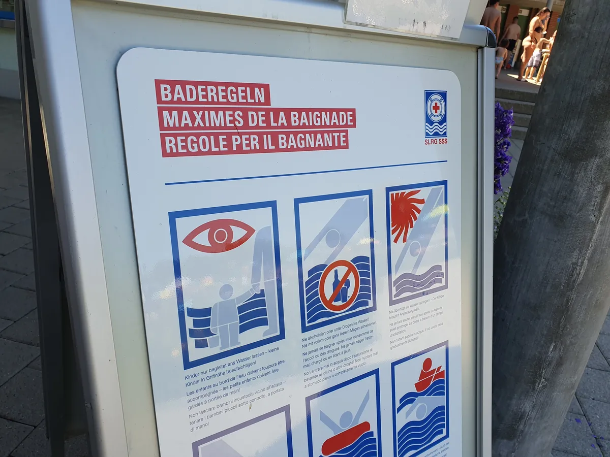 Aushänge in der Badi Meierwiesen weisen auf die Aufsichtspflicht für Kinder hin.